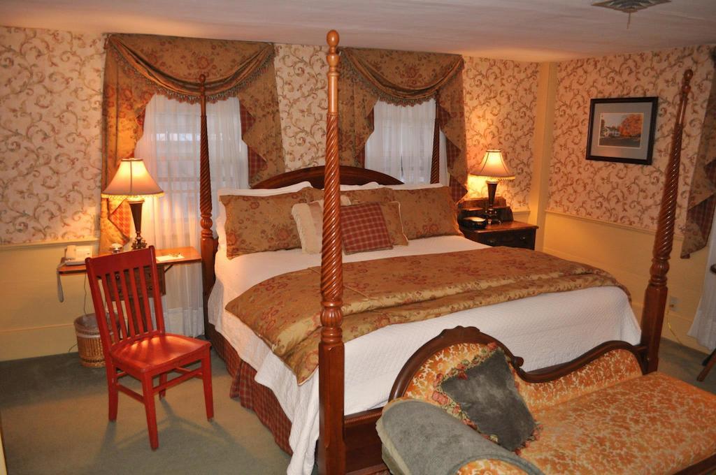 Colby Hill Inn Henniker Стая снимка