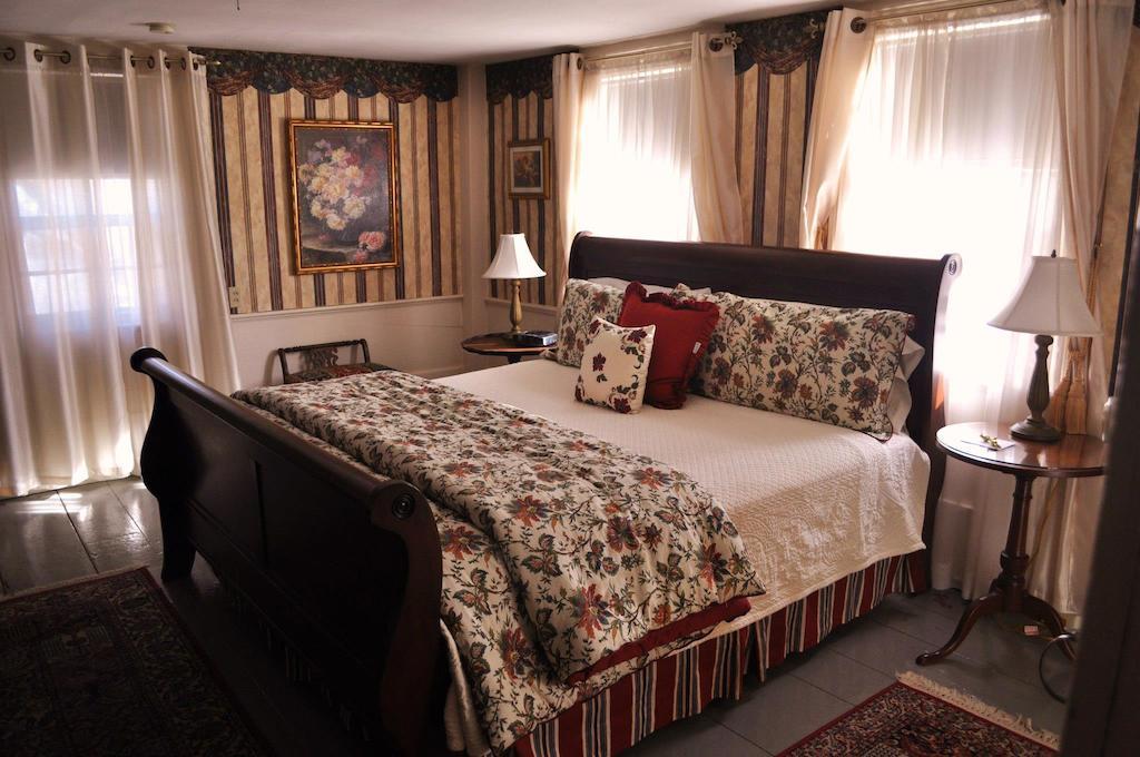 Colby Hill Inn Henniker Стая снимка