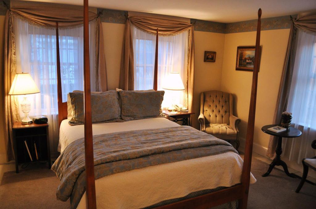 Colby Hill Inn Henniker Стая снимка